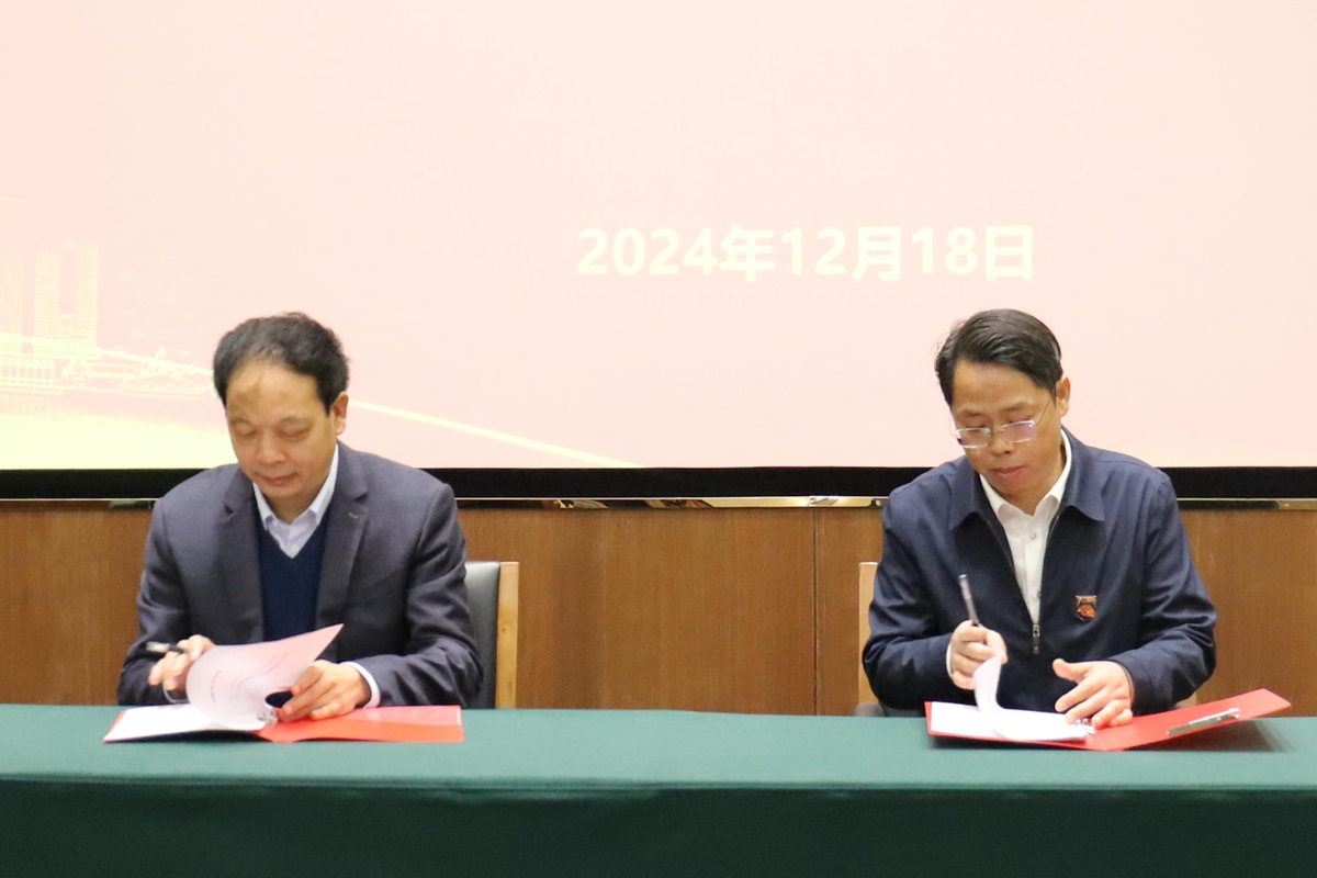 03-河南省中醫(yī)藥科學(xué)院院長趙移畛與河南省通信工程局總工程師楊祥強(qiáng)上臺簽約.JPG
